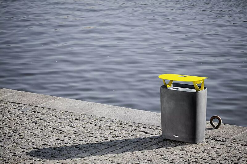 Abfallbehälter BETTER mit Schutzdach und Ascher, Behälter in dunkelgrau, Schutzdach in RAL 1021 rapsgelb