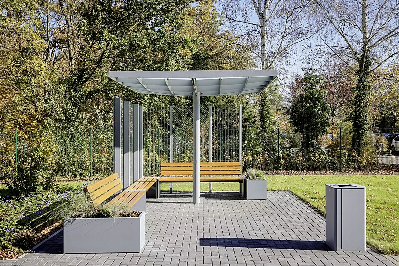 Meeting-Point PIN, Dachbreite x Dachtiefe 3075 mm x 3075 mm, mit Windschutzwand PIN SCREEN, Sitzbank NATURA, Abfallbehälter LACES, Pflanzbehälter MALOUT, Stahlkonstruktion in RAL 7046 telegrau