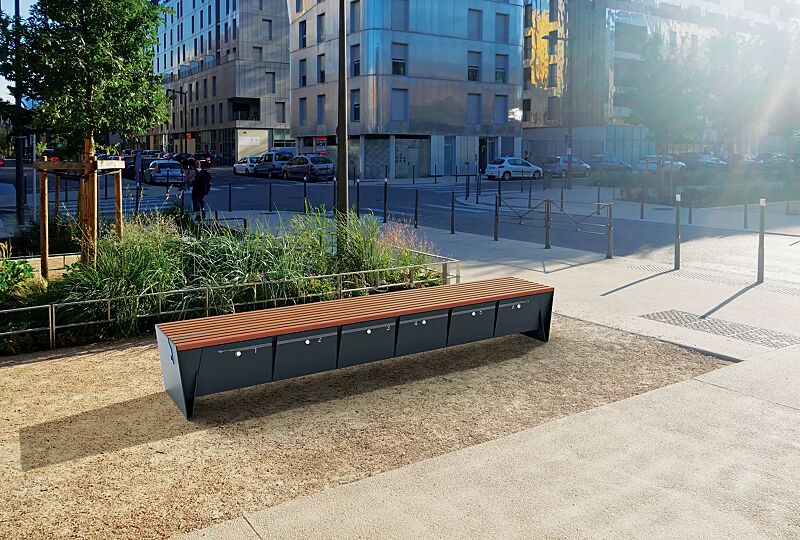 Sitzbank EBLOCQ, mit Jatobaholzbelattung, mit Zylinderschloss, Stahteile und Türen in RAL 7043 verkehrsgrau