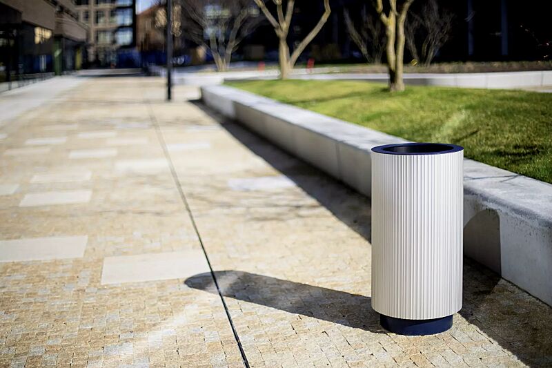 Abfallbehälter QUINBIN, rund, Korpus: Aluminiumprofile in RAL 9006 weißaluminium, Stahlteile in RAL 5002 ultramarinblau