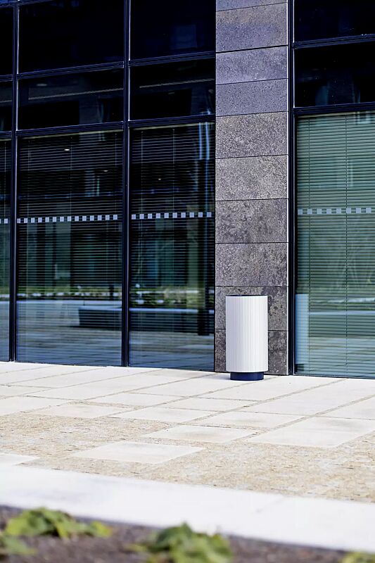 Abfallbehälter QUINBIN, rund, Korpus: Aluminiumprofile in RAL 9006 weißaluminium, Stahlteile in RAL 5002 ultramarinblau