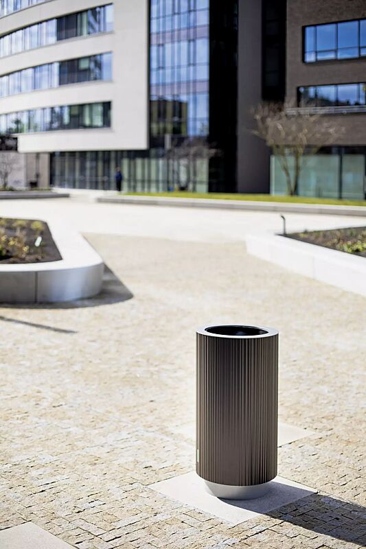 Abfallbehälter QUINBIN, rund, Korpus: Aluminiumprofile in RAL 8002 signalbraun, Stahlteile in 9006 weißaluminium