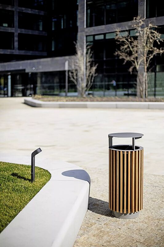 Abfallbehälter QUINBIN, rund, mit Schutzdach, Korpus: Jatobaholzbelattung, Stahlteile in RAL 9007 graualuminium