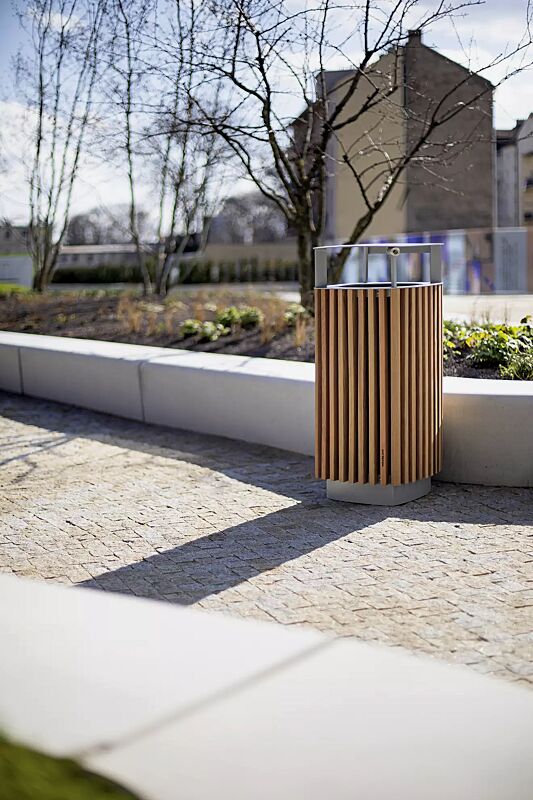 Abfallbehälter QUINBIN, quadratisch abgerundet, mit Schutzdach, Korpus: Jatobaholzbelattung, Stahlteile in RAL 9007 graualuminium