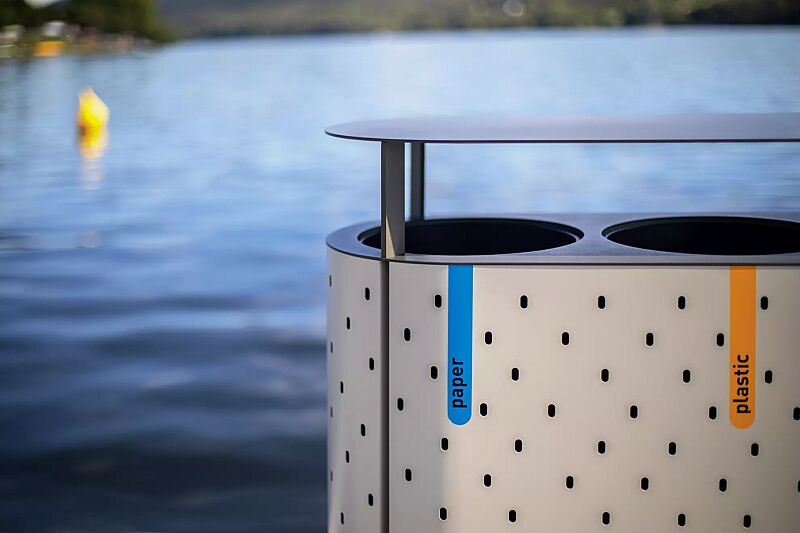 Abfallbehälter QUINBIN TRIO mit Schutzdach, Korpus: gestanztes Stahlblech, Stahlteile in RAL 7035 lichtgrau und RAL 7043 verkehrsgrau