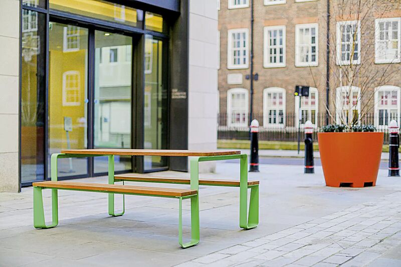 Bank-Tisch-Kombination RAUTSTER, beidseitig barrierefrei, mit Jatobaholzbelattung, Stahlteile in RAL 6018 gelbgrün