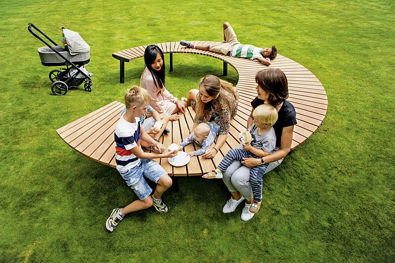 Rundbank LAGO ohne Rückenlehne, Breite 3100 mm, mit Jatobaholzbelattung, Stahlteile in RAL 7016 anthrazitgrau