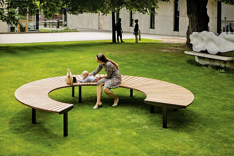 Rundbank LAGO ohne Rückenlehne, Breite 3700 mm, mit Jatobaholzbelattung, Stahlteile in RAL 7016 anthrazitgrau