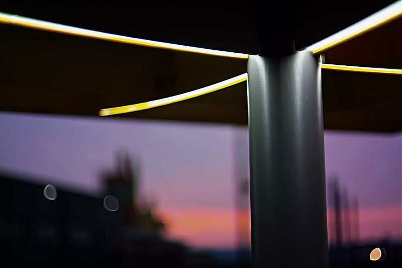 Detail: im Dachträger integrierte LED-Beleuchtung