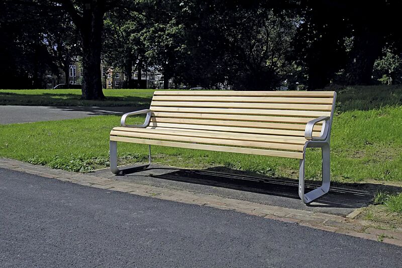 Sitzbank PORTIQOA mit Rückenlehne und Armlehnen, mit Robinienholzbelattung