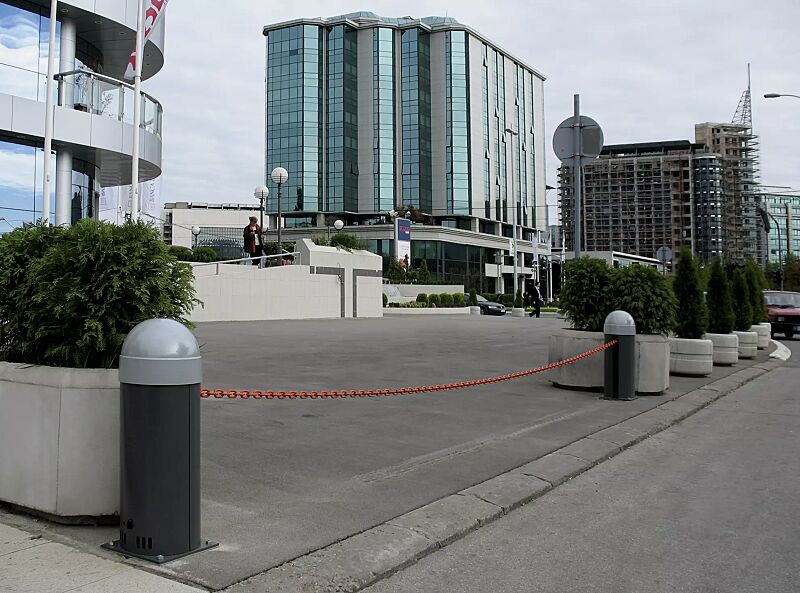 Kettenabsenker LORGUES, in RAL 7016 anthrazitgrau, Pollerkopf in RAL 7035 lichtgrau, Absperrbreite 8 m