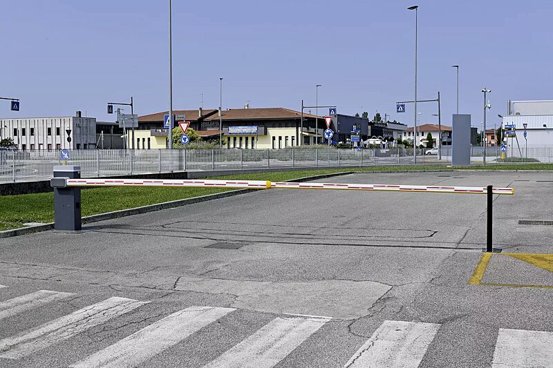 Schrankenanlage BUSSET, Absperrbreite 7,60 m mit 4+4 m Teleskop-Schrankenbaum und Auflagestütze