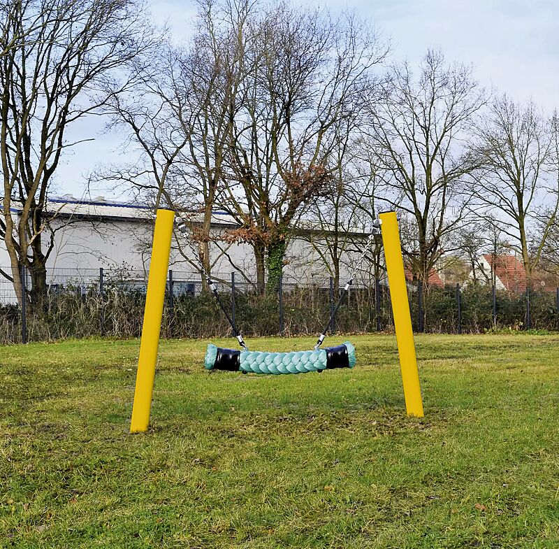 Kleinkind-Tampenschaukel HAGEN, Tampen in türkisgrün, Aufhängeseile in schwarz ähnlich RAL 9005 tiefschwarz sowie Stahlpfosten standardmäßig in sonnengelb ähnlich RAL 1023 verkehrsgelb