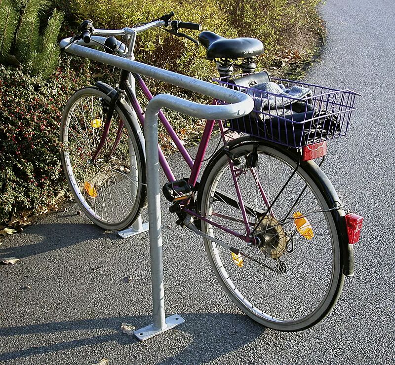 Anlehnbügel ALBANY feuerverzinkt, doppelseitig, zum Aufdübeln