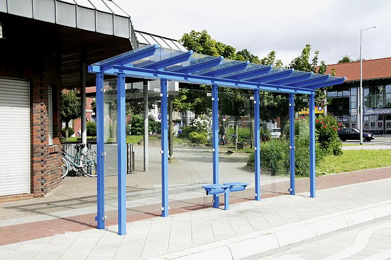 Wartehalle PEGASUS, Dachbreite x Dachtiefe 6300 mm x 2000 mm, Sonder-Seitenwandtiefe 1000 mm, Drahtgittersitz TARVIS, Stahlkonstruktion pulverbeschichtet in RAL 5015 himmelblau