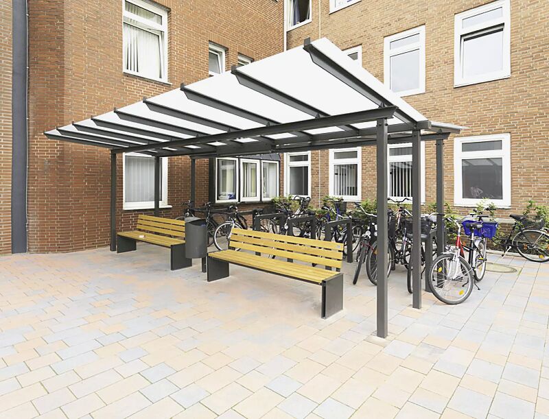 Überdachung PEGASUS, Dachbreite x Dachtiefe 6300 mm x 2000 mm, doppelseitig, Kombination Wartehalle mit Fahrradunterstand mit Anlehnbügel PRISMA und Sitzbänken NATURA, Dacheindeckung VSG satiniert (auftragsbezogene Anpassung), Stahlkonstruktion in RAL ...