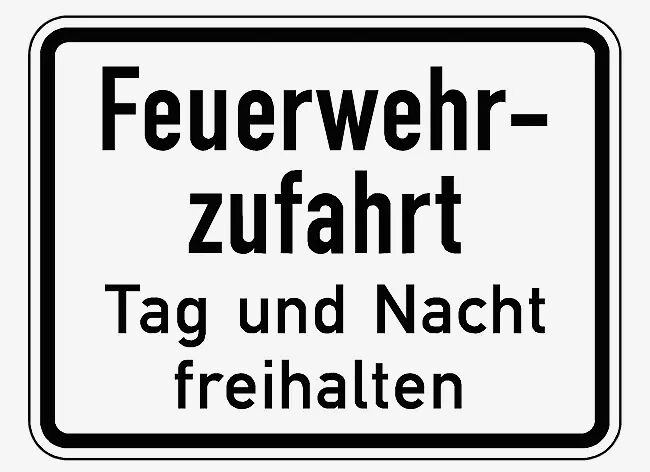 Verkehrszeichen: Feuerwehrzufahrt - Tag und Nacht freihalten