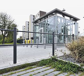 Systemgeländer mit Poller BOULEVARD 83 in RAL 7016 anthrazitgrau