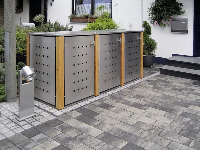Müllbehälter-Dreifachschrank GARLAND mit Flachdach, Türen, Dach, Rück- / Seitenwandelemente aus Edelstahl, Pfosten in Lärchenholz