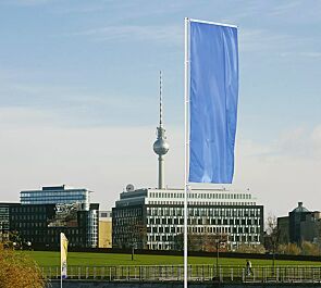 Zylindrischer Aluminium-Fahnenmast MODUL mit Teleskop-Drehkopfausleger