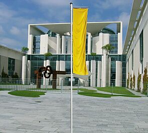 Fahnenmast CONCEPT mit innenliegender Hissvorrichtung und Ausleger