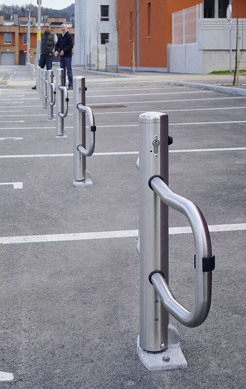 Parkbügel LUGO aus Edelstahl mit Anschlagpuffern