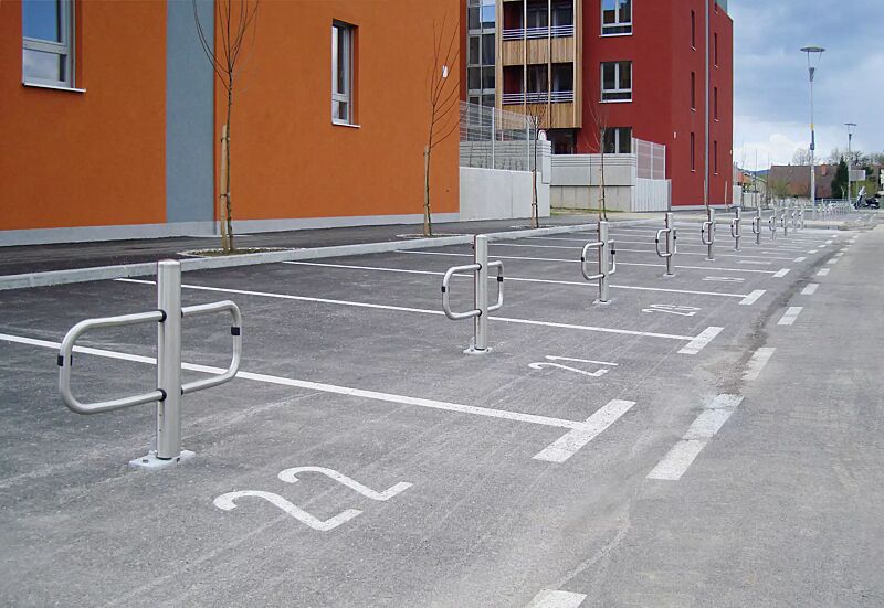 Parkbügel LUGO aus Edelstahl mit Anschlagpuffern