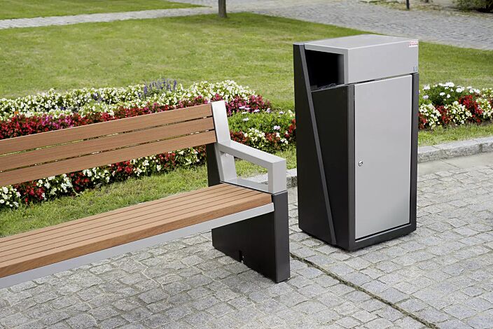 Abfallbehälter INTAL mit Ascher, Schutzdach und Tür in RAL 9007 graualuminium, Beton beschichtet in graphit, sowie Sitzbank INTAL