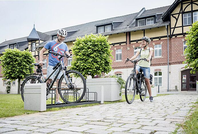 Fahrradständer BRNO, Stahlteile in RAL 7021 schwarzgrau, Beton sandgestrahlt sowie Pflanzbehälter BRNO