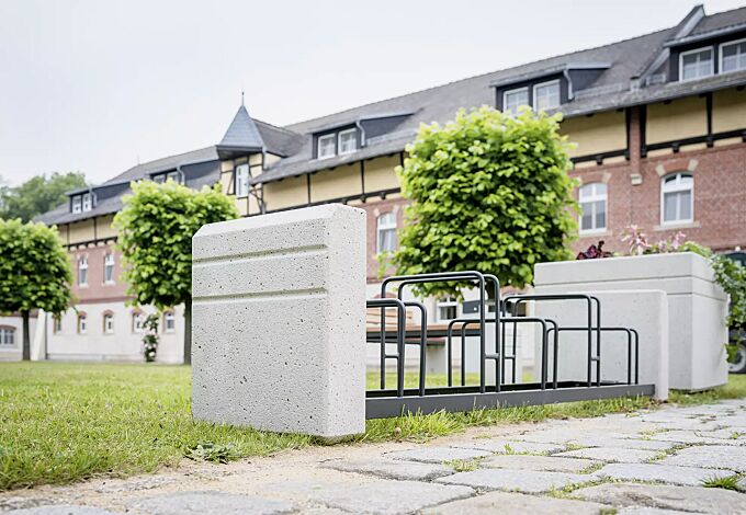 Fahrradständer BRNO, Stahlteile in RAL 7021 schwarzgrau, Beton sandgestrahlt sowie Pflanzbehälter BRNO