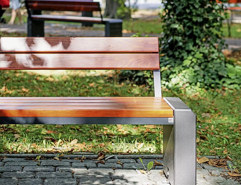 Sitzbank BRNO mit Rückenlehne, Stahlteile in RAL 7021 schwarzgrau, Beton beschichtet in hellem graphit