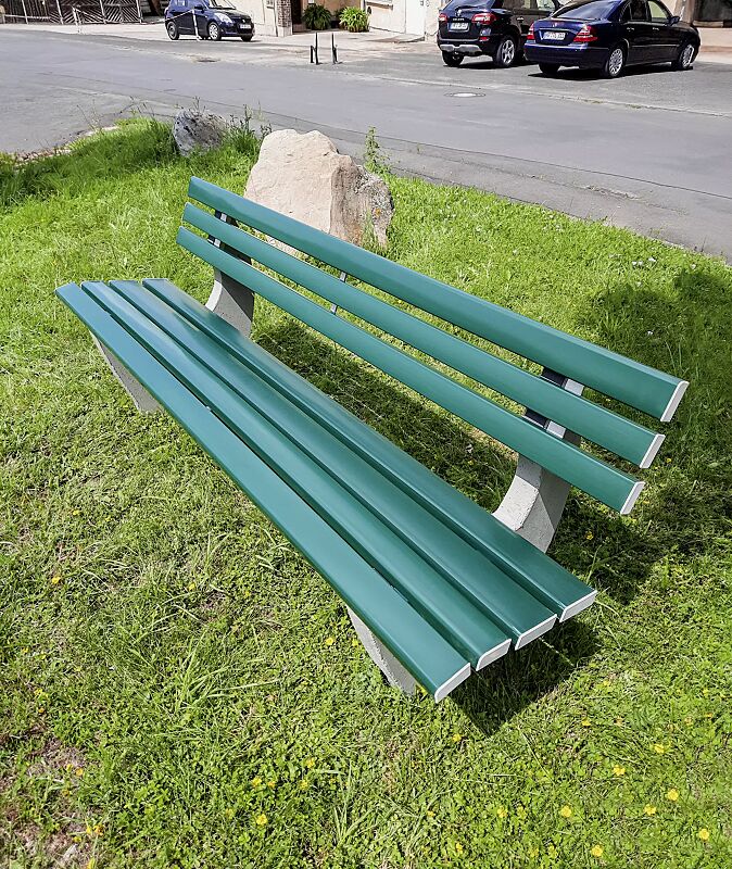 Sitzbank CATANIA, mit PVC-Kunststoffbelattung mit Holzeinlage, in grün ähnlich RAL 6005