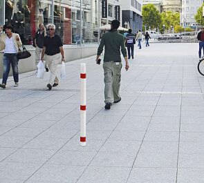 Sperrpfosten MONTIJO zum Einbetonieren, weiß pulverbeschichtet mit roten Streifen