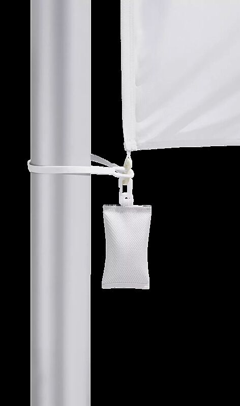 Detail: Gewichtssäckchen gegen Hochwehen des Fahnentuches