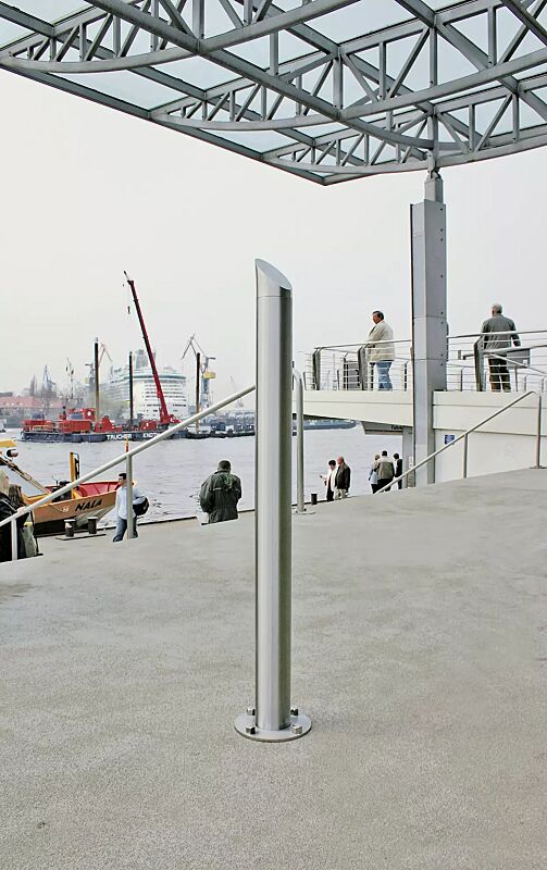 Poller ALAVA mit Schrägkopf und Bodenplatte, zum Aufdübeln