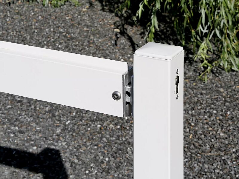 Gattersperre PERKO - schwenkbar, aus Aluminium, weiß pulverbeschichtet mit roten Reflexstreifen