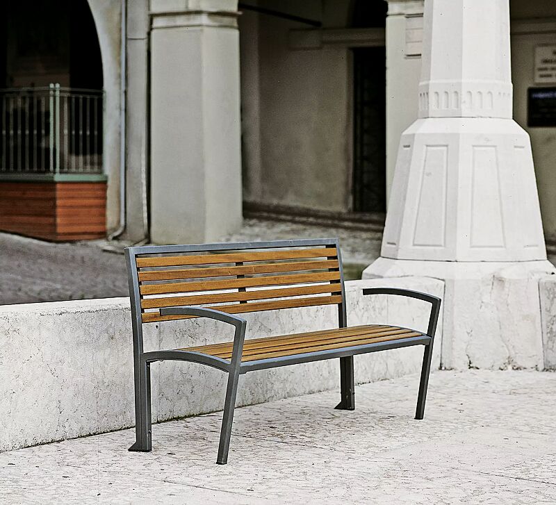 Sitzbank CAMILLA mit Rückenlehne und Armlehnen, mit Hartholzbelattung, Stahlteile in RAL 7016 anthrazitgrau