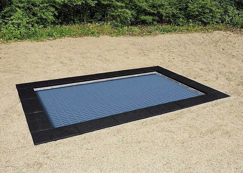 Bodentrampolin BUZO, Umrandung in schwarz, Sprungmatte in RAL 5024 pastellblau