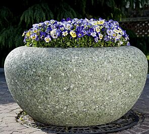 Pflanzbehälter VENERE aus rekonstituiertem Marmor gestockt, in grün alpi