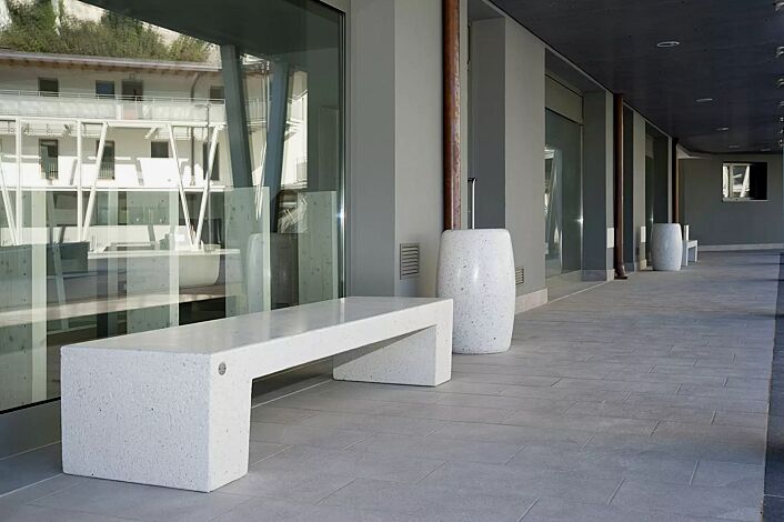 Sitzbank ERACLEA ohne Rückenlehne, aus Beton, Sitzfläche geschliffen, in Granitoptik weiß