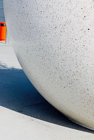 Detail: Beton geschliffen, in Granitoptik weiß