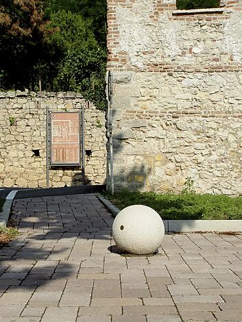 Poller SFERA aus Beton gestockt, in Granitoptik weiß