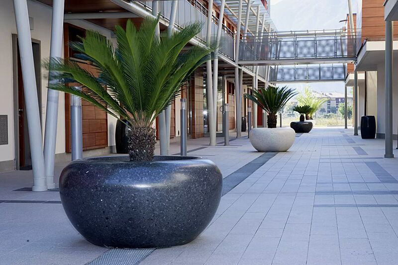 Pflanzbehälter VENERE aus rekonstituiertem Marmor geschliffen, in schwarz ebano