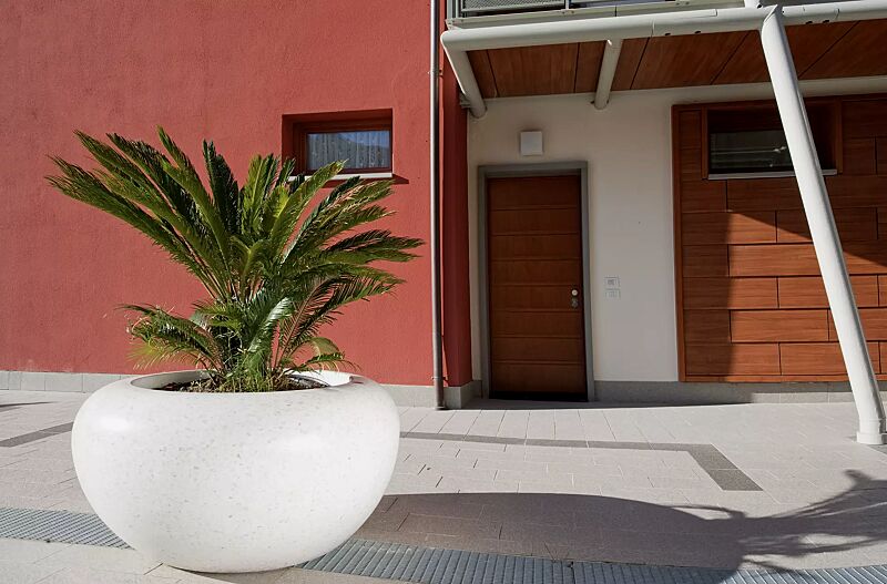 Pflanzbehälter VENERE aus rekonstituiertem Marmor geschliffen, in weiß carrara