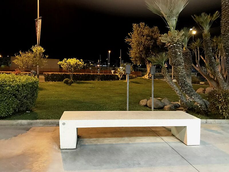 Sitzbank ERACLEA ohne Rückenlehne, aus Beton, Sitzfläche geschliffen, in Granitoptik weiß