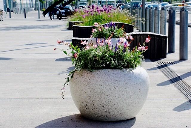 Pflanzbehälter LUNAO aus Beton geschliffen, in Granitoptik weiß