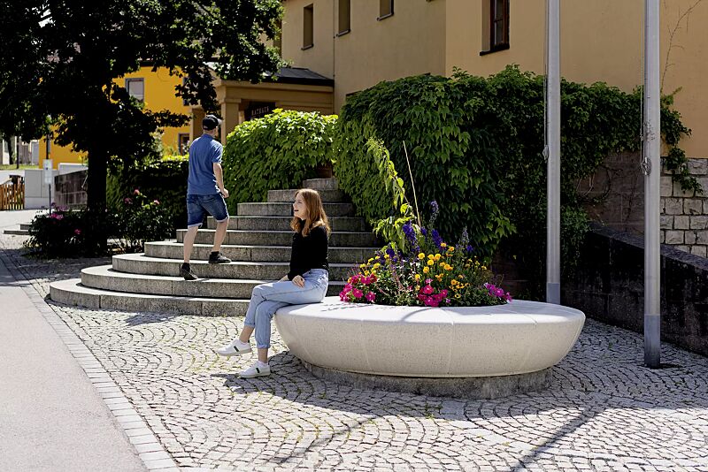 Rundbank OLIMPO aus Beton, in Granitoptik weiß