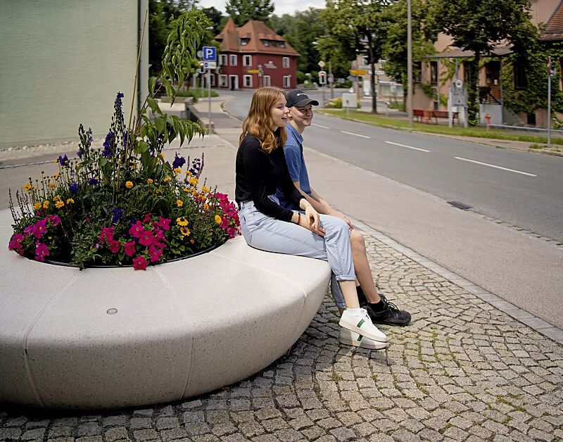 Rundbank OLIMPO aus Beton, in Granitoptik weiß