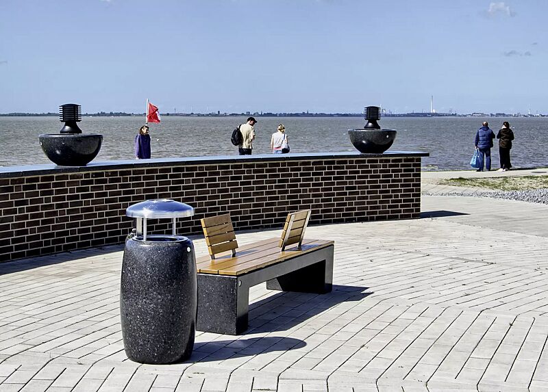 Abfallbehälter PEGASO aus rekonstituiertem Marmor geschliffen, in schwarz ebano, mit Edelstahl-Schutzdach und Ascher