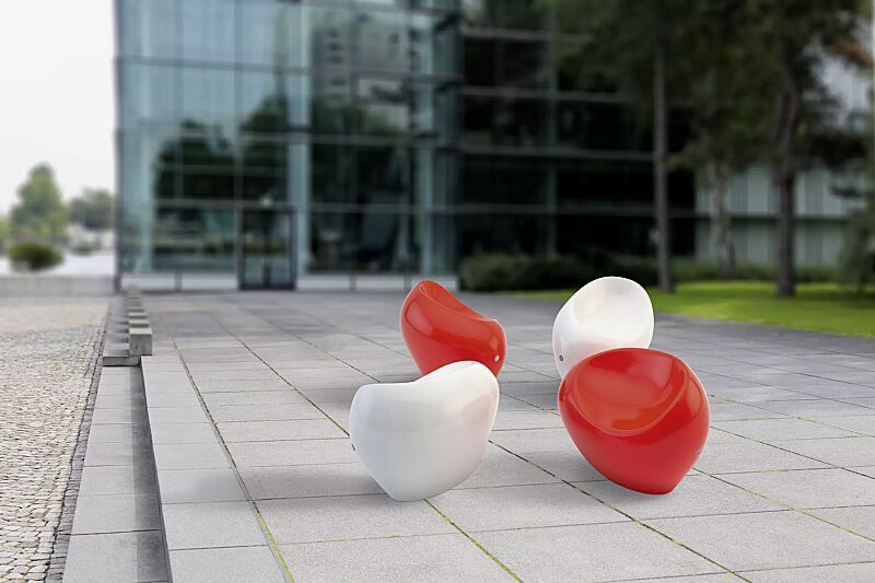 Sitz HAPPY, in RAL 9003 signalweiß und RAL 3020 verkehrsrot